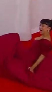 Liza Koshy trips on the Oscars red carpet