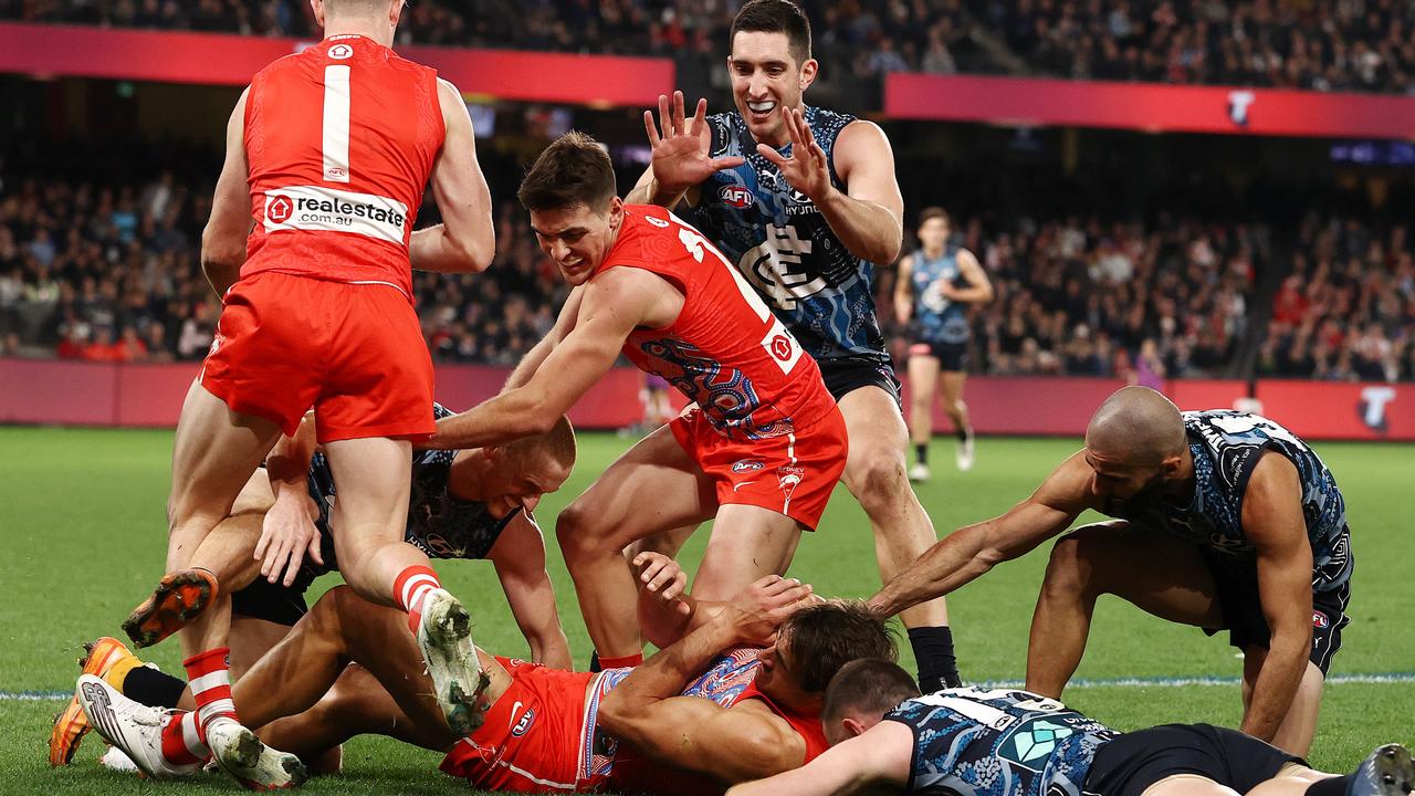 MELBOURNE. 20/05/2022.. AFL Round 10. Carlton vs Sydney Swans at Marvel Stadium, Docklands . Carlton players remonstrate with Sydneys Josh Kennedy after he cleaned up Sam Docherty of the Blues during the 2nd qtr. . Photo by Michael Klein