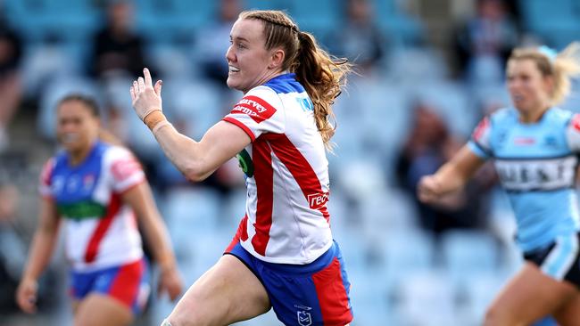 SYDNEY, AUSTRALIA - AUGUST 18: Tamika Upton of the Knights runs the ball during the round four NRLW match between Cronulla Sharks and Newcastle Knights at PointsBet Stadium on August 18, 2024 in Sydney, Australia. (Photo by Brendon Thorne/Getty Images)