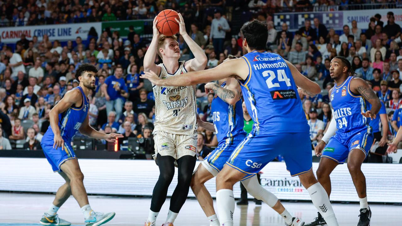 Sam Waardenburg finds himself in heavy traffic against the Bullets. (Photo by Russell Freeman/Getty Images)