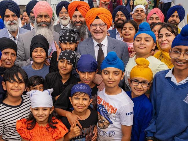 Mr Albanese celebrates Diwali with the Indian Sikh community at Gurdwara Sahib Glenwood.