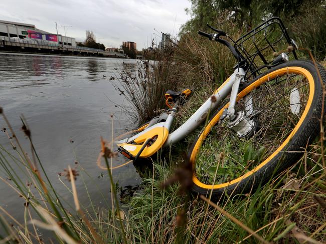 30/05/2018 A discarded oBike in the Yarra River at South Yarra.Picture David Geraghty / The Australian.