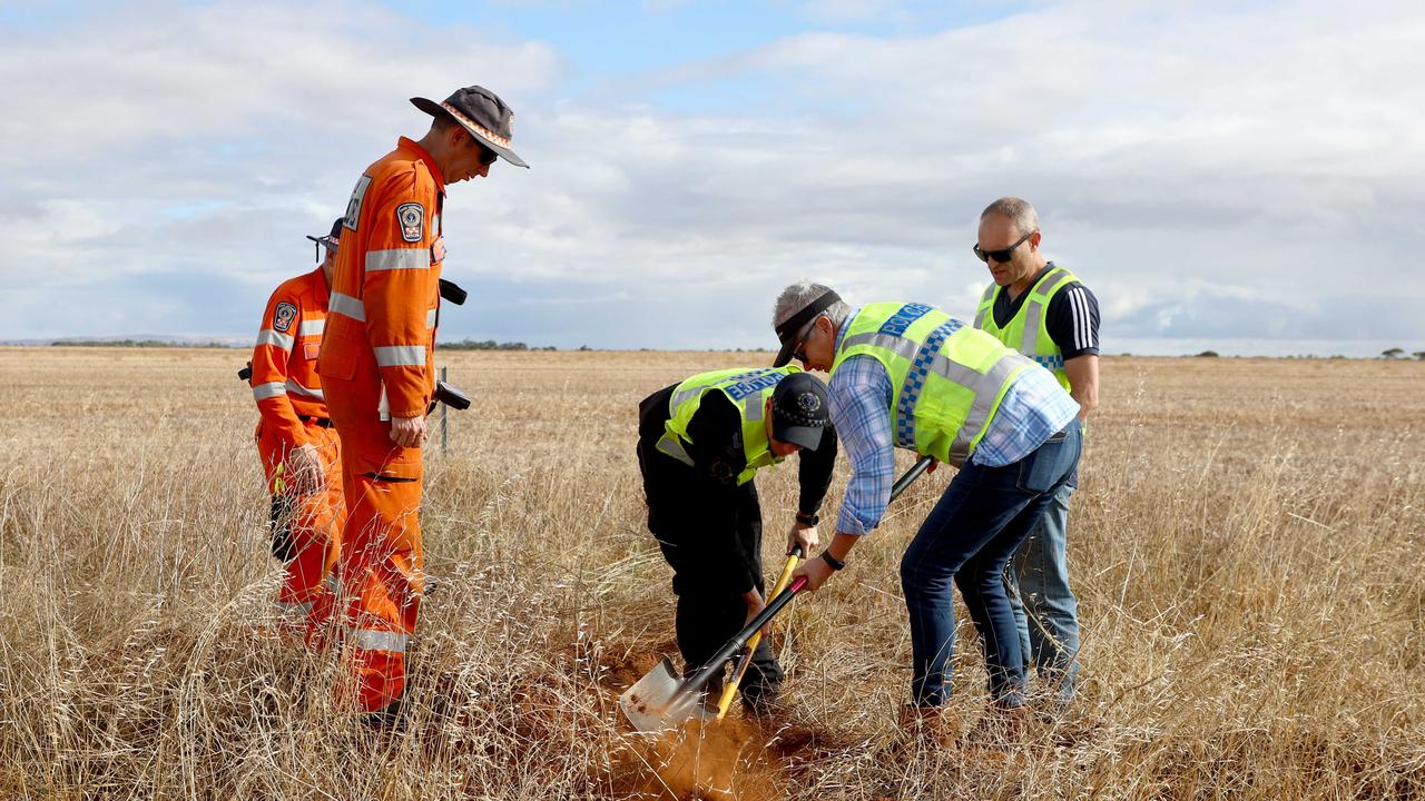 29, March, 2023: Police searching along Shepherds Corner Road for the remains of Michael Jeffrey Purse. Picture: NCA NewsWire / Kelly Barnes