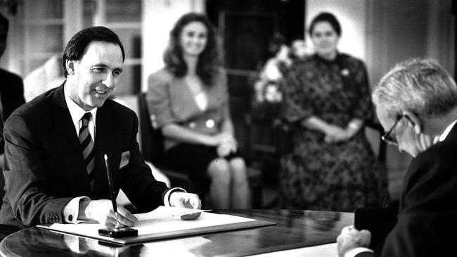 Paul Keating being sworn in by Governor General Bill Hayden