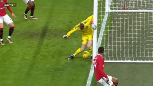 De Gea forgets to use his hands