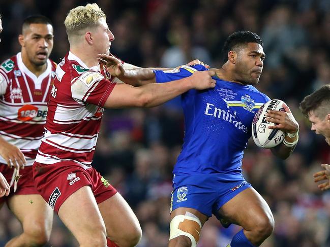 MANCHESTER, ENGLAND - OCTOBER 08: Chris Sandow of Warrington Wolves is tackled by George Williams of Wigan Warriors during the First Utility Super League Final between Warrington Wolves and Wigan Warriors at Old Trafford on October 8, 2016 in Manchester, England. (Photo by Alex Livesey/Getty Images)