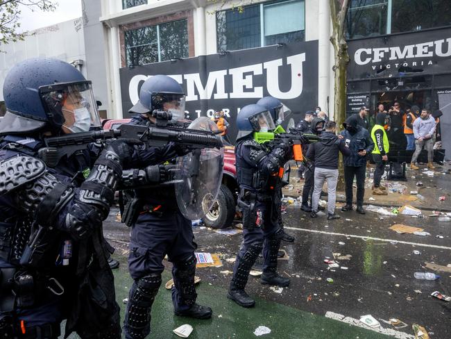 Riot police form a cordon in front of the CFMEU building. Picture: David Geraghty