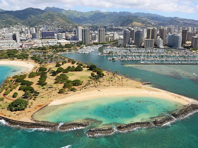 ALA MOANA BEACH PARK A favourite among locals and visitors alike thanks to its mix of grassy parklands, shady trees and picnic tables fronting a large patch of sandy beach. Find this park at the gateway to Waikiki opposite Ala Moana Center. The highlight of the park is a small headland called “Magic Island” featuring a picture-perfect lagoon with fantastic views back towards Waikiki hotels and Diamond Head.