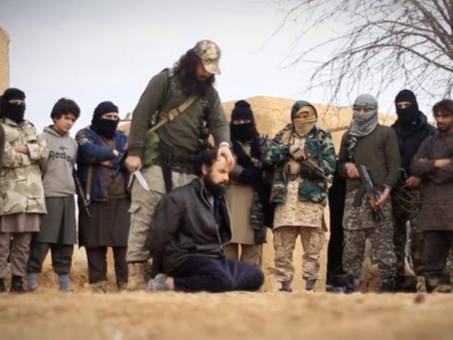 Khaled Sharrouf about to execute a prisoner.