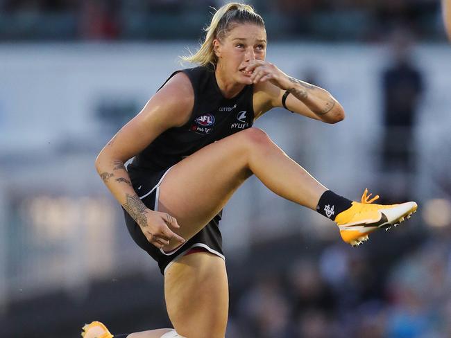 Carlton’s Tayla Harris kicks for goal. Pic: Michael Klein