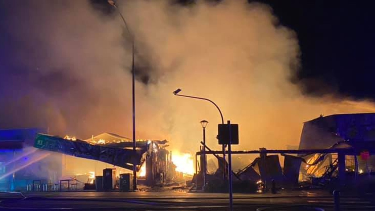 Apollo Bay fire: Buildings destroyed, motel evacuated in morning blaze ...