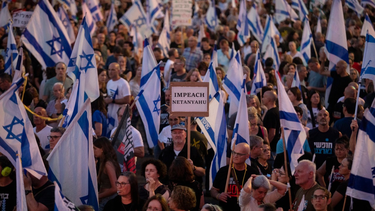 Sono aumentate le tensioni nel governo israeliano con il leader centrista Benny Gantz che minaccia di dimettersi a causa delle tattiche di guerra di Netanyahu.
