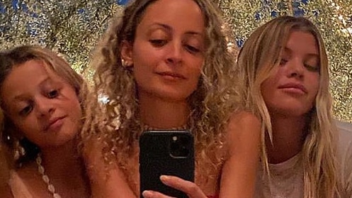 Nicole Richie posts a rare pic with her daughter Harlow, and sister Sofia