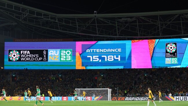 有史以来最大的玛蒂尔达斯比赛观众挤进澳大利亚体育场观看世界杯揭幕战。图片：Mark Metcalfe - FIFA/FIFA via Getty Images