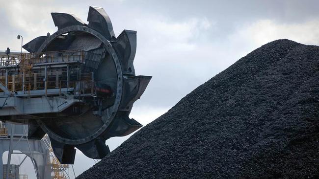 BUSINESS: BUSINESS: Coal is stockpiled in preparation for loading onto ships for export at the Newcastle Coal Terminal in Newcastle, north of Sydney, Australia, on Wednesday, Sept. 8, 2010. BHP Billiton Ltd. and Rio Tinto Group declined in Sydney trading after Australian Treasurer Wayne Swan signaled the final terms of the government's planned mining tax may depend on talks with independent lawmakers. Photographer: Ian Waldie/Bloomberg