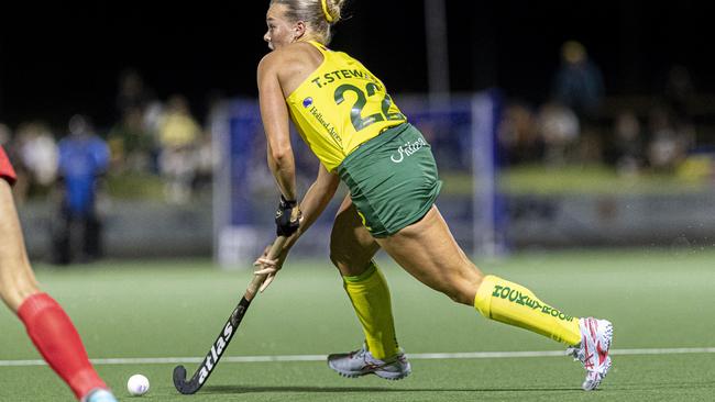 Tatum Stewart takes possession for the Hockeyroos.