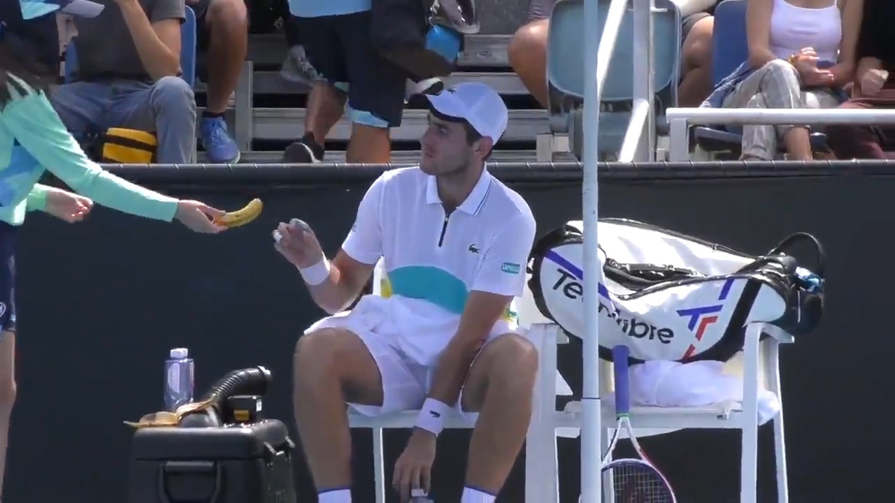 The qualifier ask the ball girl to peel his banana.