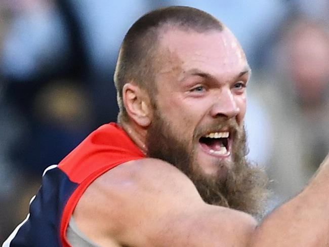 Dees topple top-heavy Pies