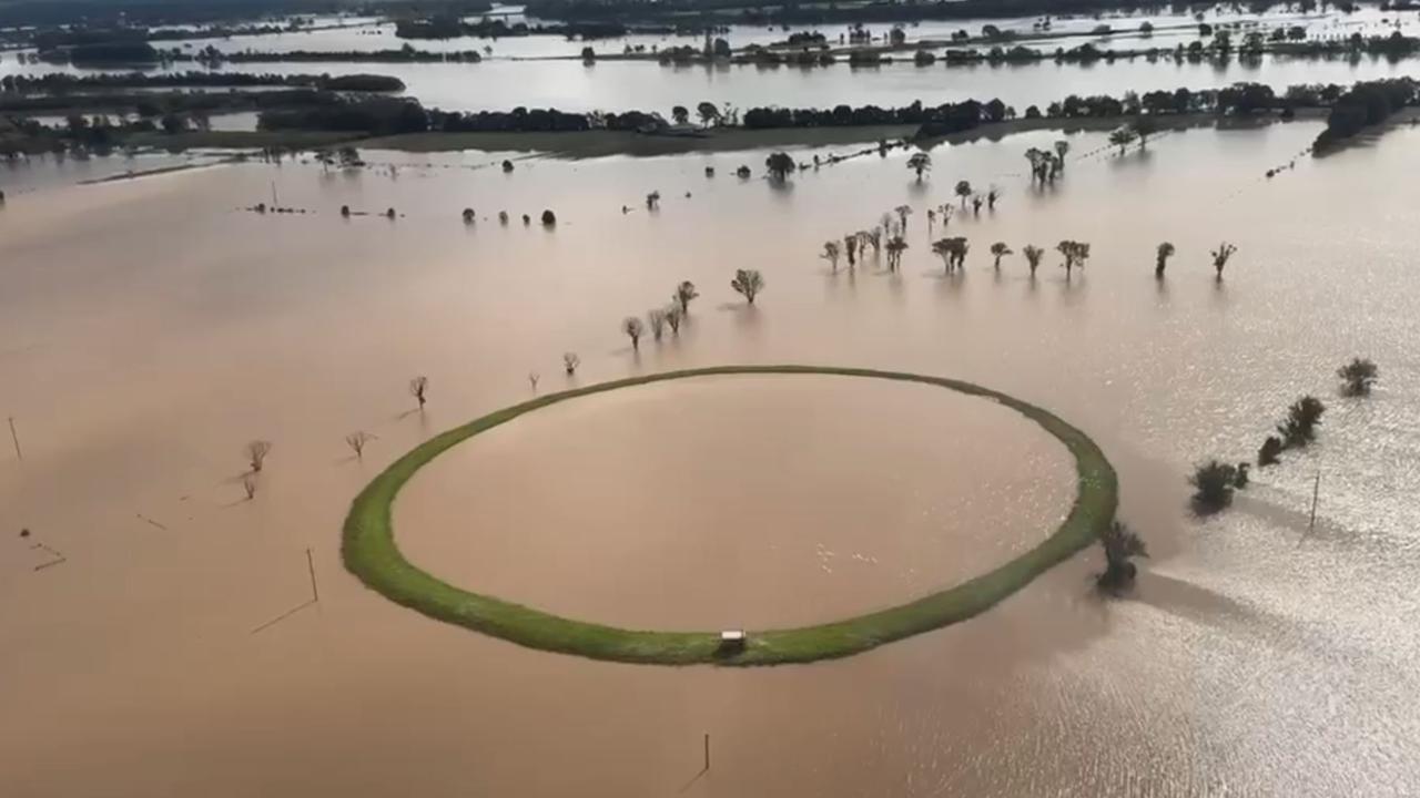 Approximately 3,200 people along the Mid North Coast remain with power along Mid North Coast particularly in Taree, Port Macquarie and Kempsey. Picture: Essential Energy
