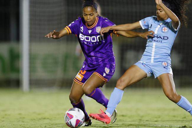 Glory’s Naomi Chinnama and City’s Lourdes Bosch tussle for the ball in a recent match. Picture: James Worsfold/Getty Images