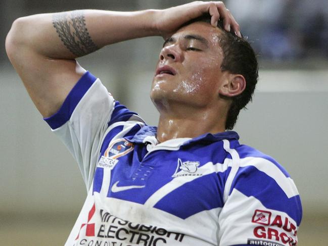 SYDNEY, NSW - JUNE 04: Sonny Bill Williams of the Bulldogs in pain after being injured during the round 13 NRL match between the Bulldogs and the South Sydney Rabbitohs at the Sydney Showgrounds June 4, 2005 in Sydney, Australia. (Photo by Adam Pretty/Getty Images)