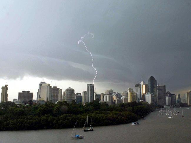 28 Jan 2004 Lightning over Brisbane as storms move over the city. weather qld thunderstorm River travel scenic highrise buildings skyline