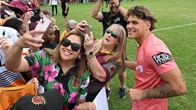 25/9/2023: Reece Walsh signs autographs and during selfies the fans during a Broncos fan training session at the Red Hill, Brisbane. pic: Lyndon Mechielsen/Courier Mail