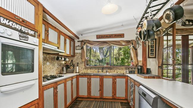 The kitchen before the renovation.