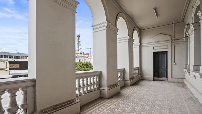 The grand balcony overlooking Ryrie St.