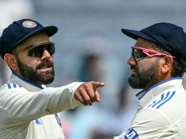 India's Virat Kohli talks with his captain Rohit Sharma (R) during the second day of the second Test cricket match between India and New Zealand at the Maharashtra Cricket Association Stadium in Pune on October 25, 2024. (Photo by Punit PARANJPE / AFP) / -- IMAGE RESTRICTED TO EDITORIAL USE - STRICTLY NO COMMERCIAL USE --