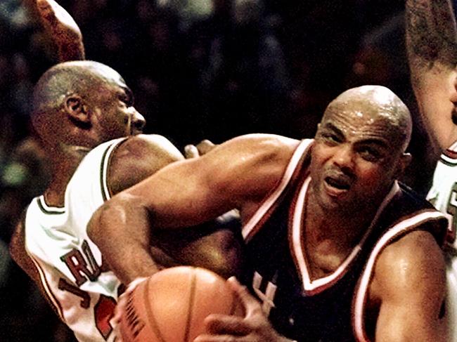 Basketballer Charles Barkley (c) with Michael Jordan (l) and Dennis Rodman (r). Basketball – Chicago Bulls vs Houston Rockets match. a/ct