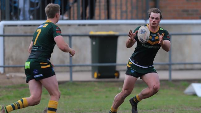 Thomas Maloney gets his pass away for Mittagong Lions. Picture: Steve Montgomery