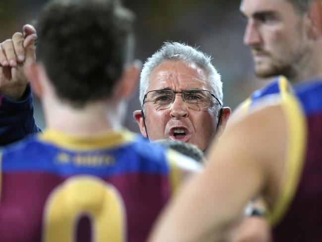 BRISBANE, AUSTRALIA - AUGUST 21: Lions coach Chris Fagan talks to his players during the round 23 AFL match between Brisbane Lions and West Coast Eagles at The Gabba on August 21, 2021 in Brisbane, Australia. (Photo by Jono Searle/AFL Photos/via Getty Images)