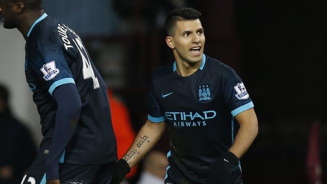 Manchester City's Argentinian striker Sergio Aguero (R) celebrates scoring an equalising goal for 1-1 during the English Premier League football match between West Ham United and Manchester City at The Boleyn Ground in Upton Park, in east London on January 23, 2016. AFP PHOTO / IKIMAGES RESTRICTED TO EDITORIAL USE. No use with unauthorised audio, video, data, fixture lists, club/league logos or 