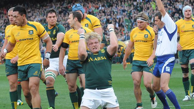 Springboks skipper Adriaan Strauss will retire from international rugby at the end of 2016.