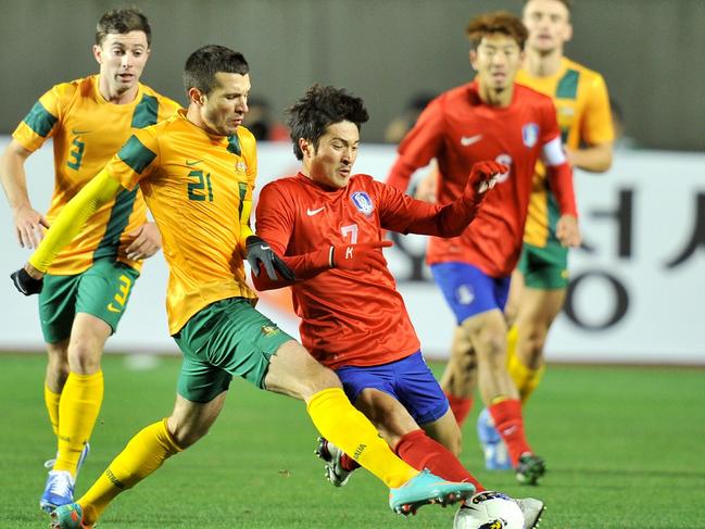 14/11/2012 WIRE: Australia's forward Nikita Rukavytsya (2nd L) vies for the ball with South Korea's midfielder Park Jong-Woo (C) during a friendly football match in Hwaseong, south of Seoul, on November 14, 2012. AFP PHOTO / JUNG YEON-JE Pic. Afp