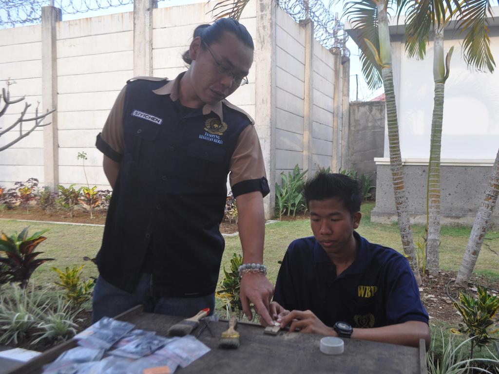 Bali Nine member Si Yi Chen with a fellow a Kerobokan prisoner learning silversmithing. Picture: AAP