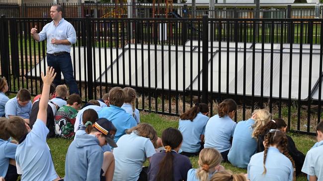 Chief revenue officer Rob Bartrop explaining to Narromine Public School students how water is produced from the hydropanels. Photo: SOURCE.