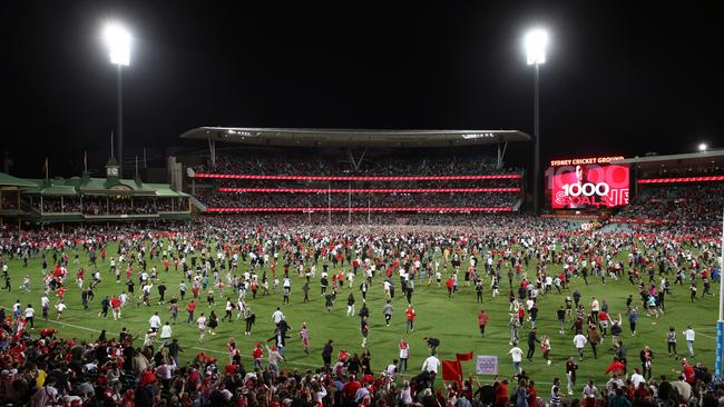 The moment fans hit the SCG. Picture: Don Arnold