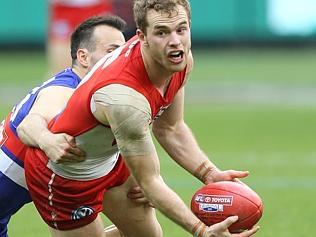 Son of gun Mitchell joins Hawks