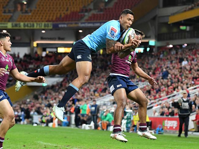 Israel Folau of the Waratahs (centre) takes a high kick ahead of Jayden Ngamanu of the Reds to score a try during the Round 16 Super Rugby match between the Queensland Reds and the NSW Waratahs at Suncorp Stadium in Brisbane, Saturday, June 2, 2018. (AAP Image/Dan Peled) NO ARCHIVING, EDITORIAL USE ONLY