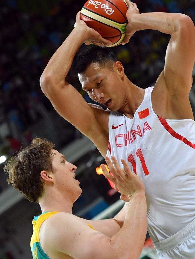 Australia's forward Cameron Bairstow (L) holds off China's forward Yi Jianlian during a Men's round Group A basketball match between China and Australia at the Carioca Arena 1 in Rio de Janeiro on August 12, 2016 during the Rio 2016 Olympic Games. / AFP PHOTO / Andrej ISAKOVIC