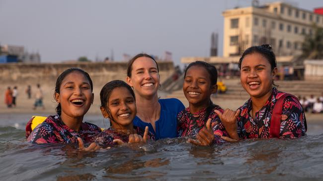 Beby Kulsum, coach (far left), Jeyasmin, 12 (middle left), Kayes, 11 (middle right) and Shobe Maheraz, (far right) Jeyasmin, 12 (left, green board girl on right) Olympian Emma McKeon. Picture: Jason Edwards