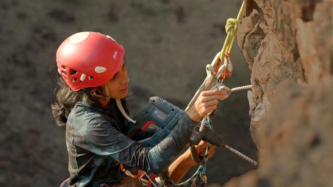 Female climbing group in the Indian town of Badami in the film Powerstar.