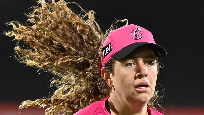 Emma Hughes on the move for the Sydney Sixers. Photo by Steve Bell/Getty Images