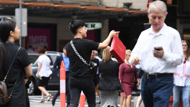 Retail shoppers are seen in Sydney, Wednesday, April 4, 2018. Australian retail turnover rose 0.6 per cent in February 2018, seasonally adjusted, according to the latest Australian Bureau of Statistics (ABS) Retail Trade figures.(AAP Image/Brendan Esposito) NO ARCHIVING