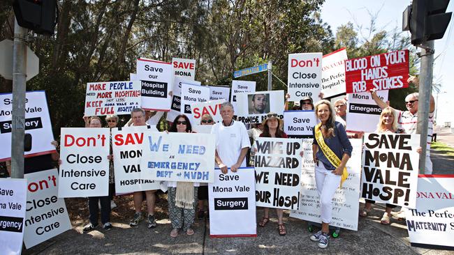 Protesters against the close of Mona Vale Hospital on the corner of Coronation St and Warringah Rd, Mona Vale. Picture: Adam Yip.