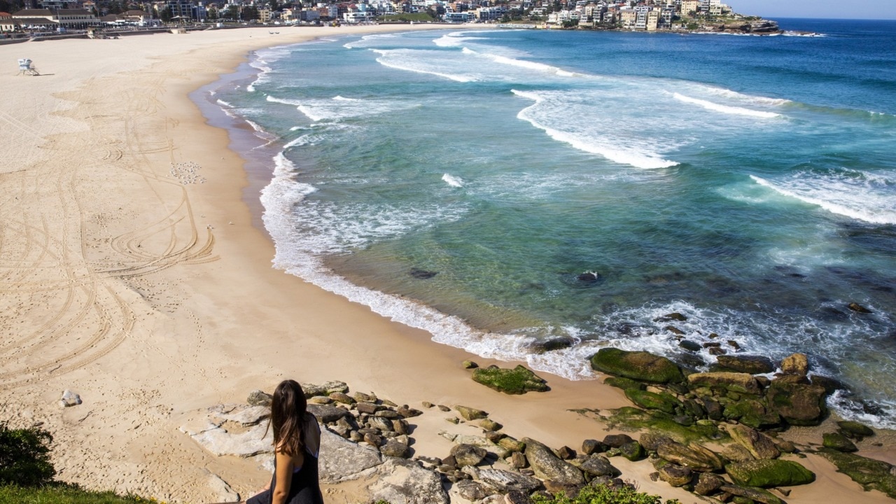 Bondi residents pay tribute to Westfield stabbing victims