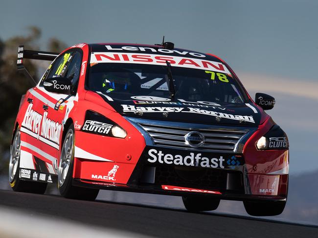 De Silvestro flies around Mount Panorama.