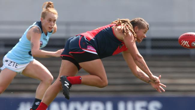 Michelle Cranston fires off a quick handball. Picture: David Crosling